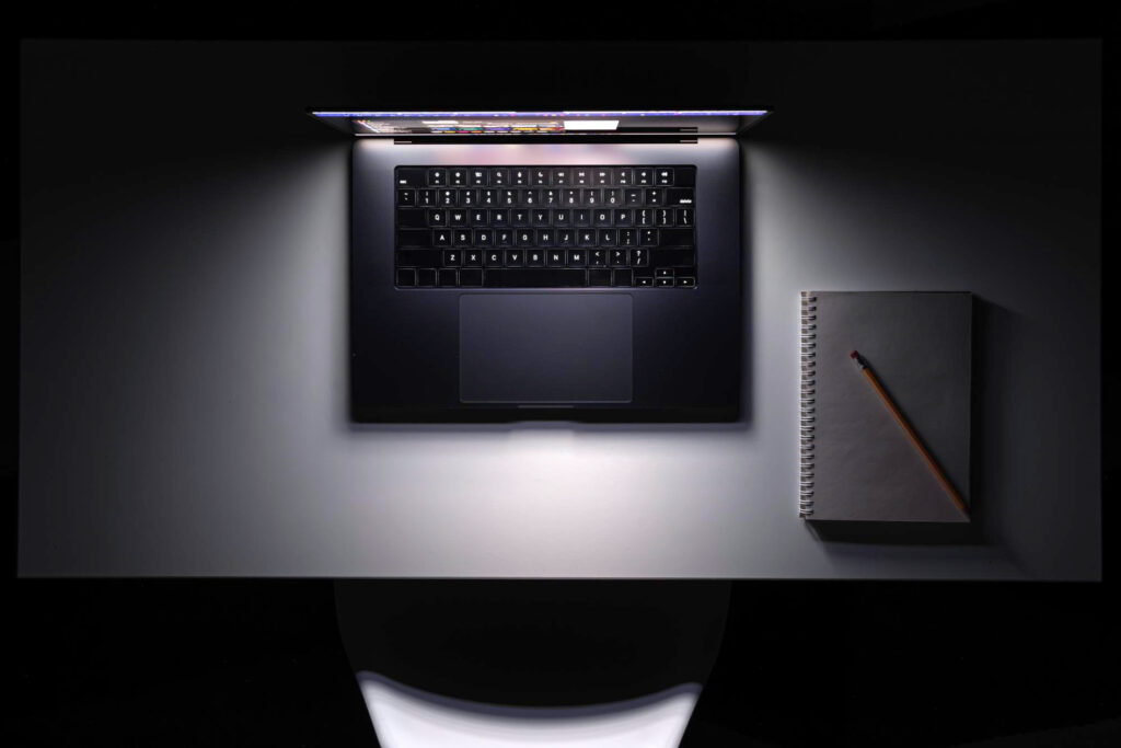 Tryb ciemny (Dark Mode) czy jasny w email marketingu? Co lepsze?