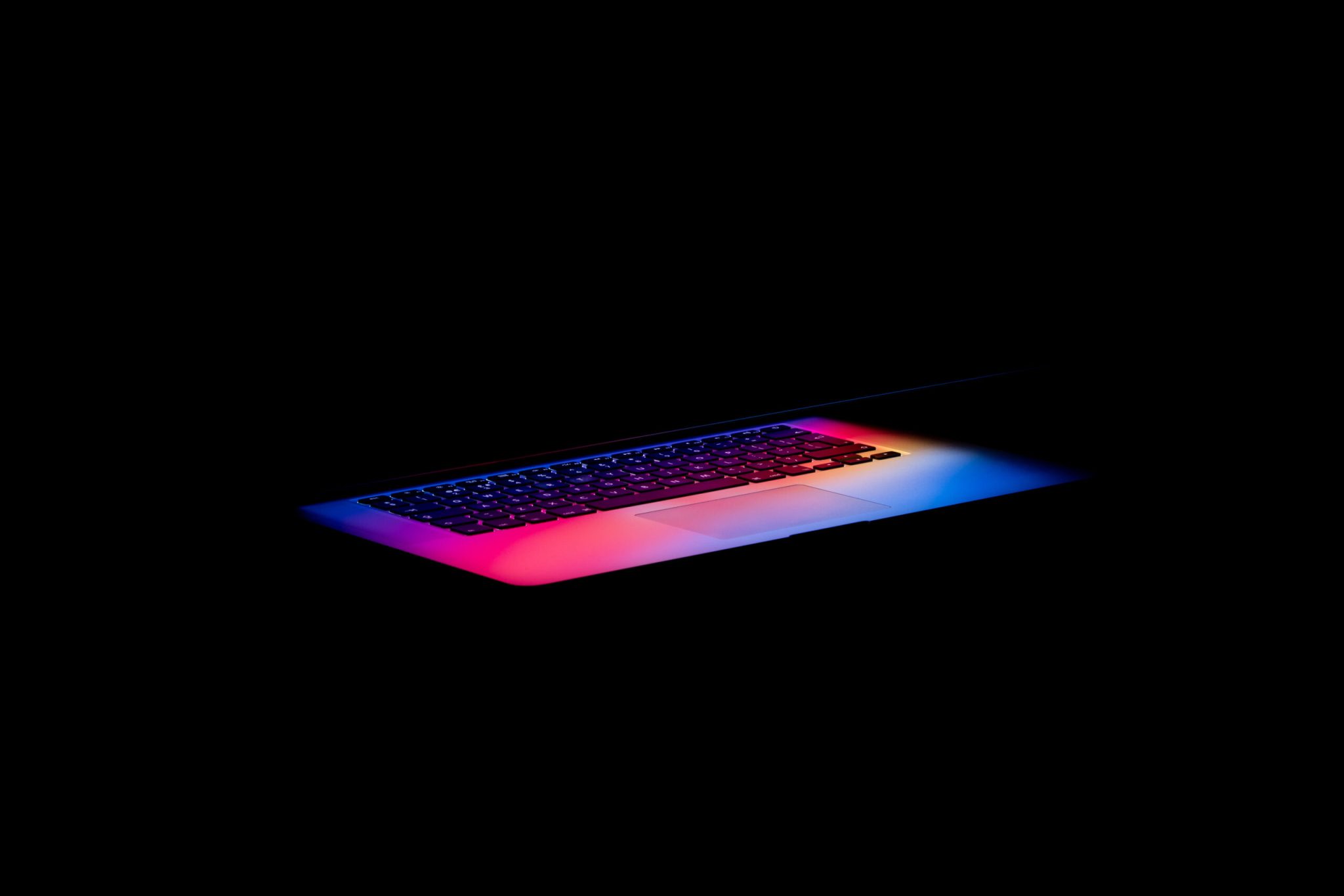 Tryb ciemny (Dark Mode) czy jasny w email marketingu? Co lepsze?