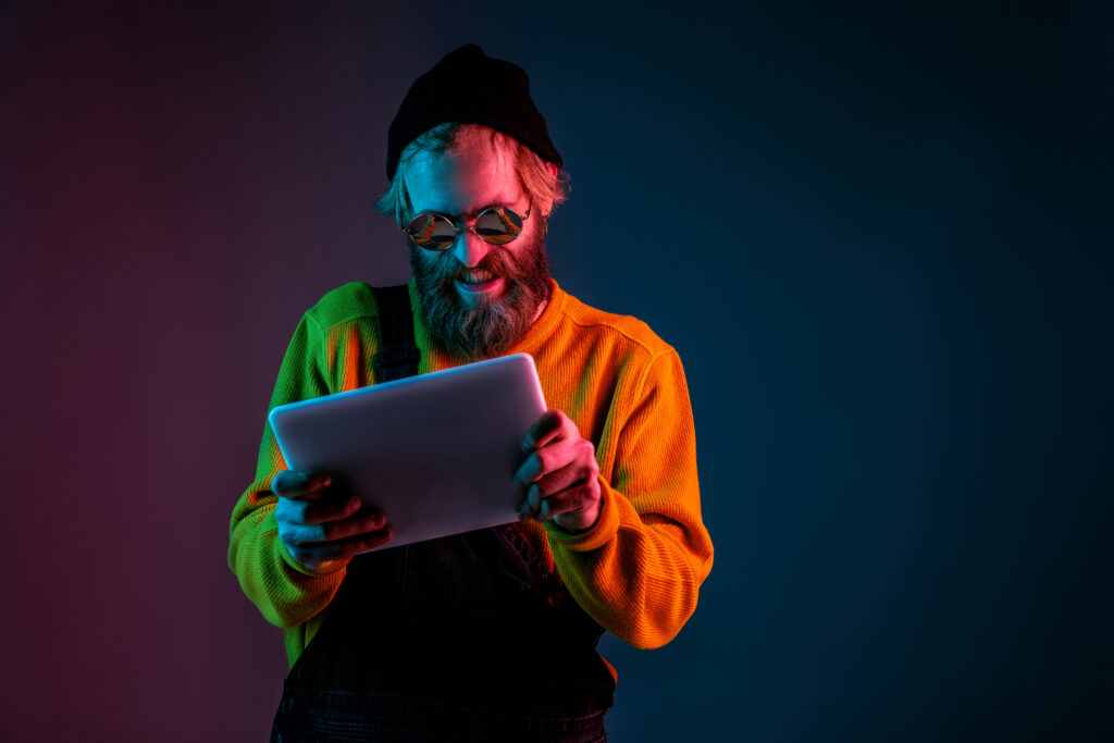 Tryb ciemny (Dark Mode) czy jasny w email marketingu? Co lepsze?