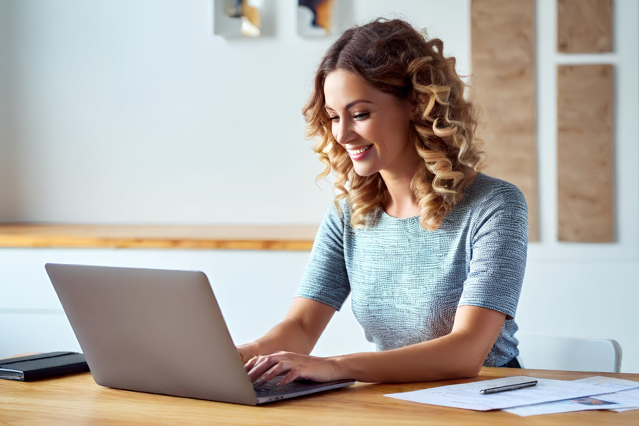 copywriting w email marketingu - kobieta pisze na laptopie