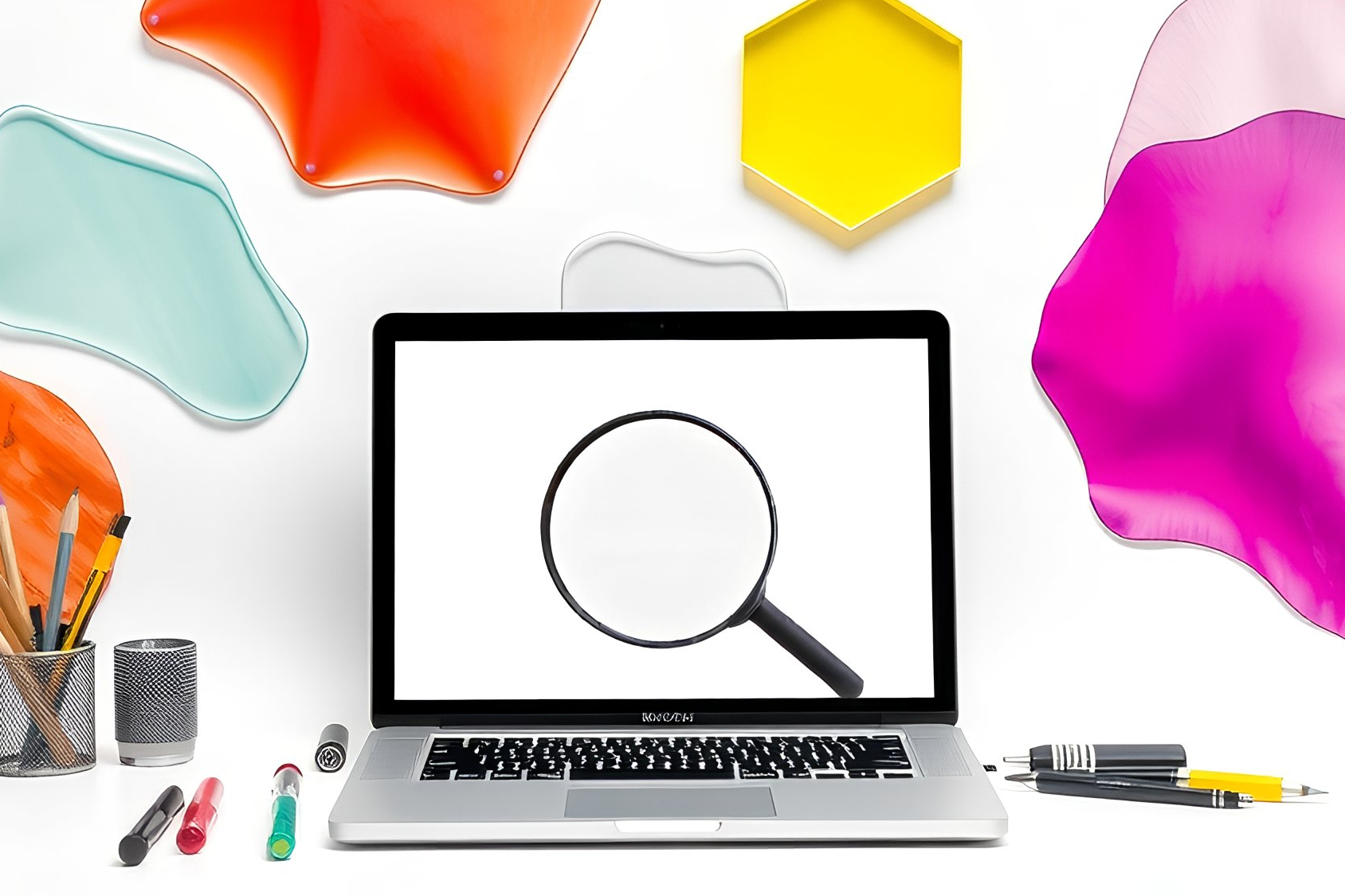 web-accessibility-w-newsletterach - laptop z lupą na ekranie